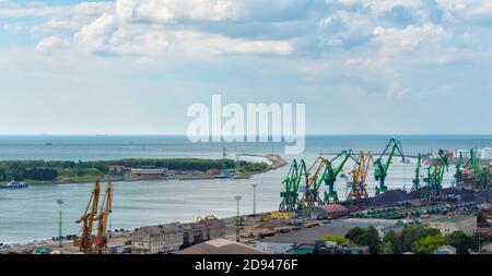 Gru nel porto, Klaipeda, Lituania Foto Stock