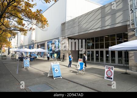 Seattle, Stati Uniti. 2 Nov 2020. Il CenturyLink Field Event Center in centro, aperto per le votazioni di persona. Credit: James Anderson/Alamy Live News Foto Stock