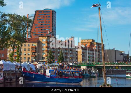 Barche ed edifici nel porto, Klaipeda Sea Festival, Klaipeda, Lituania Foto Stock