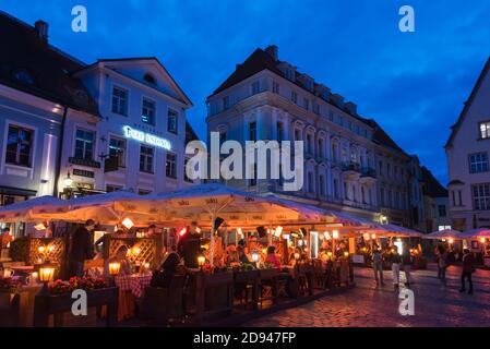 Vista notturna della Piazza del Municipio di Tallinn, Estonia Foto Stock