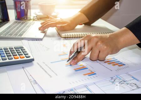 Le donne d'affari che rivedono i documenti di affari sulle loro scrivanie idee di lavoro e pianificazione finanziaria. Foto Stock