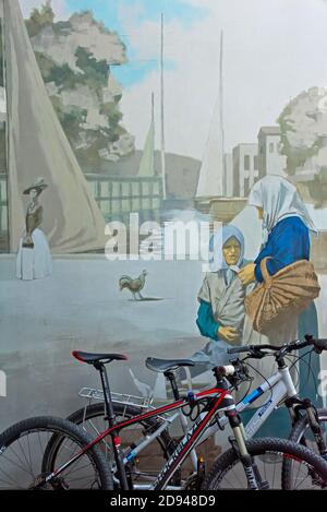 Bicicletta con murale sulle mura della città vecchia, Klaipeda, Lituania Foto Stock