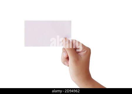 Mani umane che tengono le schede vuote isolate su sfondo bianco con il tracciato di ritaglio. Foto Stock