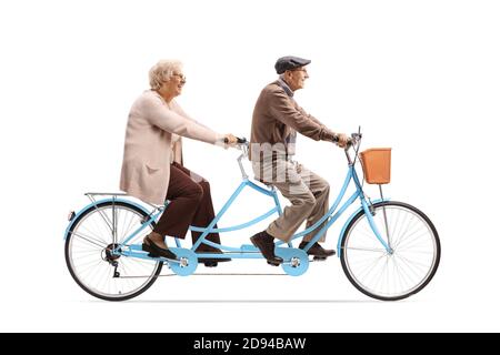 Uomo anziano e donna che cavalcano una bicicletta blu tandem isolato su sfondo bianco Foto Stock