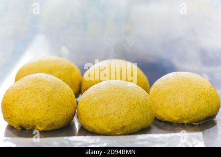 Impasto di pane fresco pronto per la cottura. Foto Stock