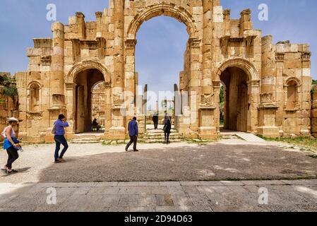 Arco di Adriano di Jerash Jordan, questo arco trionfale è stato costruito per commemorare la visita dell'imperatore romano Adriano a Geras nel 129 d.C. Foto Stock