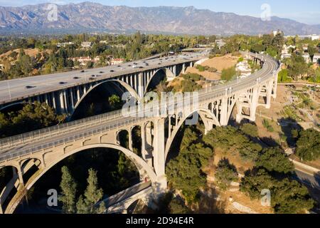 Vista aerea dello storico ponte ad arco di Colorado Street sull'Arroyo Seco a Pasadena, California Foto Stock