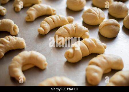 Pane crudo appena fatto posto su un tavolo di acciaio inossidabile - pane dolce - cibo guatemalteco - pronto a cuocere pani di pane Foto Stock