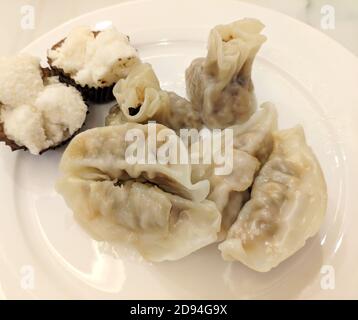 Gnocchi di maiale al vapore e gnocchi nel piatto bianco per mangiare Foto Stock