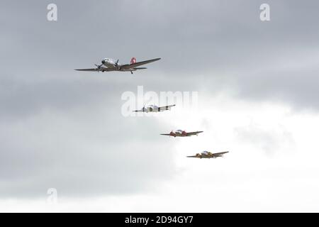 Duxford Air Show 2019: Swissair Douglas DC3 vola in formazione con 3 Beechcraft Model 18 Foto Stock