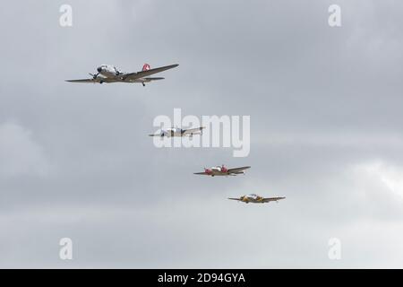 Duxford Air Show 2019: Swissair Douglas DC3 vola in formazione con 3 Beechcraft Model 18 Foto Stock