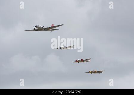 Duxford Air Show 2019: Swissair Douglas DC3 vola in formazione con 3 Beechcraft Model 18 Foto Stock