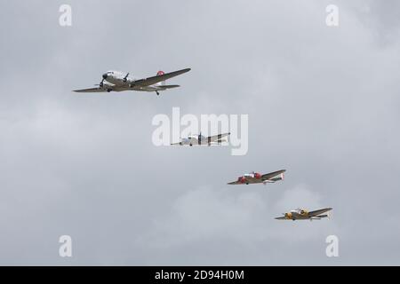 Duxford Air Show 2019: Swissair Douglas DC3 vola in formazione con 3 Beechcraft Model 18 Foto Stock