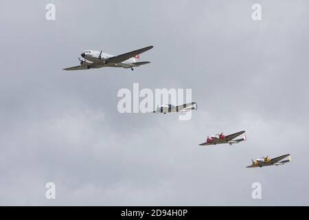 Duxford Air Show 2019: Swissair Douglas DC3 vola in formazione con 3 Beechcraft Model 18 Foto Stock