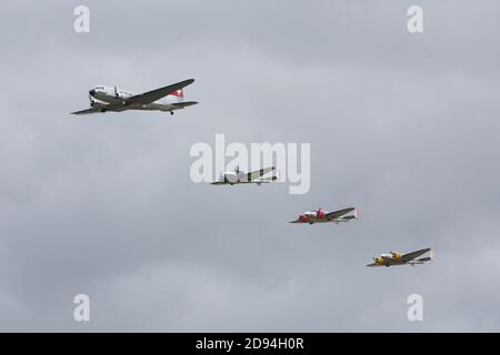 Duxford Air Show 2019: Swissair Douglas DC3 vola in formazione con 3 Beechcraft Model 18 Foto Stock