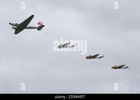 Duxford Air Show 2019: Swissair Douglas DC3 vola in formazione con 3 Beechcraft Model 18 Foto Stock