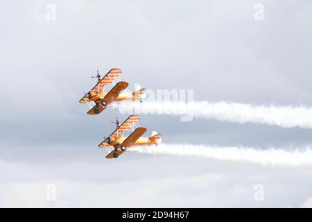 AeroSuperBatics Wingwalkers che si esibisce al Duxford Air Show 2019 / Wing walking / wing walker femmina / wingwalking / biplano / biplanari Foto Stock