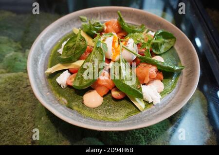 Deliziosa frittella di spinaci con salmone affumicato e formaggio cremoso. Foto Stock