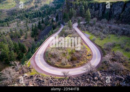 Vista delle strade curvilinee dal punto di osservazione Rowena Crest, Oregon-USA Foto Stock