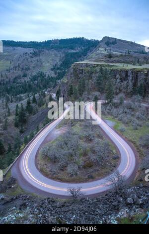 Vista delle strade curvilinee dal punto di osservazione Rowena Crest, Oregon-USA Foto Stock