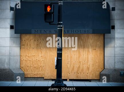 Washington DC, USA, 2 novembre 2020, UN cartello con scritto "top" di fronte alla Mens Wear House, un'azienda più clothier si è imbarcata in preparazione per il pos Foto Stock