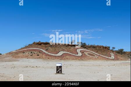 Il Dreamtime Serpent è un'opera d'arte in collina creata con tutti i diversi tipi di ghiaia e di gabbiatrici che si trovano In tutta la contea di Diamantina Foto Stock