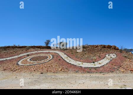 Il Dreamtime Serpent è un'opera d'arte in collina creata con tutti i diversi tipi di ghiaia e di gabbiatrici che si trovano In tutta la contea di Diamantina Foto Stock