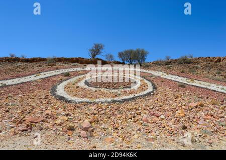 Il Dreamtime Serpent è un'opera d'arte in collina creata con tutti i diversi tipi di ghiaia e di gabbiatrici che si trovano In tutta la contea di Diamantina Foto Stock