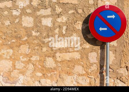 cartello vietato parcheggiare su muro di pietra Foto Stock