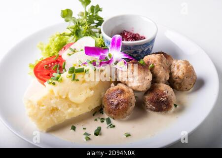Polpette svedesi con purè di patate e salsa di lingonberry Foto Stock