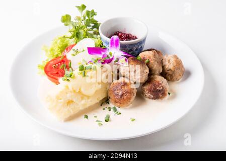 Polpette svedesi con purè di patate e salsa di lingonberry Foto Stock