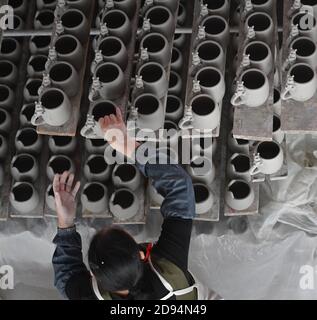 (201103) -- DEHUA, 3 novembre 2020 (Xinhua) -- UN lavoratore fa tazze ad una fabbrica di porcellana nella contea di Dehua, Quanzhou, la provincia di Fujian della Cina sudorientale, 21 ottobre 2020. Un importante centro di produzione di porcellana, Dehua, nella provincia di Fujian, nella Cina sudorientale, produce porcellane d'esportazione sin dalla dinastia Song (960-1279 d.C.). La porcellana bianca semplice qui lavorata fu successivamente soprannominata 'Blanc de Chine (Bianco dalla Cina)' dai francesi e guadagnò fama mondiale. Come uno dei forni tradizionali del drago con le strutture lunghe, sottili e leggermente inclinate, l'unico forno antico rimanente in Dehua è il forno di Yueji, whic Foto Stock