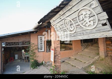 (201103) -- DEHUA, 3 novembre 2020 (Xinhua) -- un artigiano produce oggetti di porcellana a mano vicino al Kiln Yueji nella contea di Dehua, Quanzhou, provincia del Fujian della Cina sudorientale, 20 ottobre 2020. Un importante centro di produzione di porcellana, Dehua, nella provincia di Fujian, nella Cina sudorientale, produce porcellane d'esportazione sin dalla dinastia Song (960-1279 d.C.). La porcellana bianca semplice qui lavorata fu successivamente soprannominata 'Blanc de Chine (Bianco dalla Cina)' dai francesi e guadagnò fama mondiale. Come uno dei forni tradizionali del drago con le strutture lunghe, sottili e leggermente inclinate, l'unico forno antico rimanente in Dehua è Foto Stock