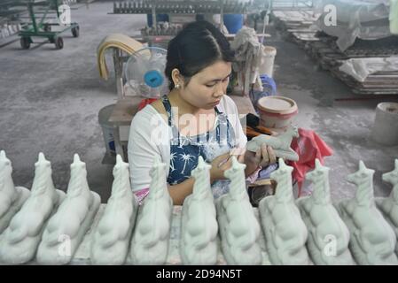 (201103) -- DEHUA, 3 novembre 2020 (Xinhua) -- UN lavoratore fa statuette unicorn ad una fabbrica di porcellana nella contea di Dehua, Quanzhou, provincia del Fujian della Cina sudorientale, 21 ottobre 2020. Un importante centro di produzione di porcellana, Dehua, nella provincia di Fujian, nella Cina sudorientale, produce porcellane d'esportazione sin dalla dinastia Song (960-1279 d.C.). La porcellana bianca semplice qui lavorata fu successivamente soprannominata 'Blanc de Chine (Bianco dalla Cina)' dai francesi e guadagnò fama mondiale. Come uno dei forni tradizionali del drago con le strutture lunghe, sottili e leggermente inclinate, l'unico forno antico rimanente a Dehua è il Yu Foto Stock