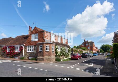 Case ricoperte di rose a Winchelsea, East Sussex, Regno Unito Foto Stock