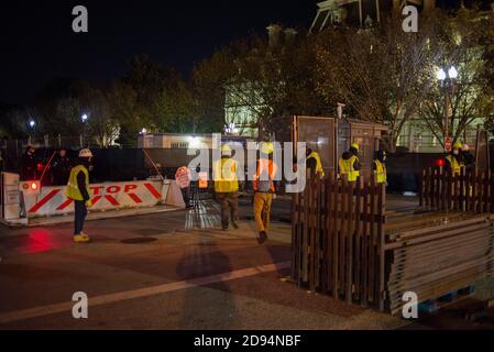 Washington DC USA. 2 novembre 2020. Le recinzioni sono installate intorno al perimetro della Casa Bianca, la notte prima del giorno delle elezioni del 3 novembre, in previsione di possibili rivolte elettorali di 2020 risultati. Yuriy Zahvoyskyy / Alamy Live News Foto Stock