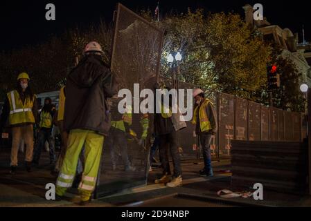 Washington DC USA. 2 novembre 2020. Le recinzioni sono installate intorno al perimetro della Casa Bianca, la notte prima del giorno delle elezioni del 3 novembre, in previsione di possibili rivolte elettorali di 2020 risultati. Yuriy Zahvoyskyy / Alamy Live News Foto Stock