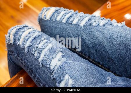 gamba di donne in sfondo jeans frammentario e strappato Foto Stock