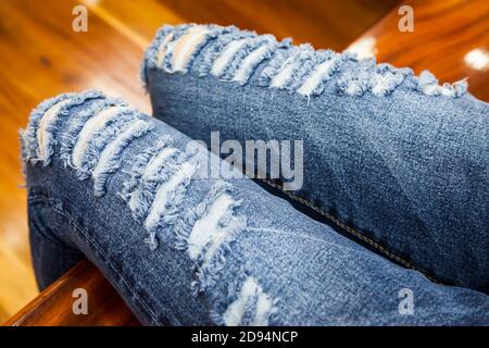 gamba di donne in sfondo jeans frammentario e strappato Foto Stock
