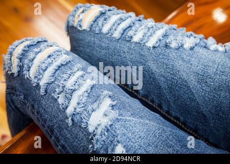 gamba di donne in sfondo jeans frammentario e strappato Foto Stock