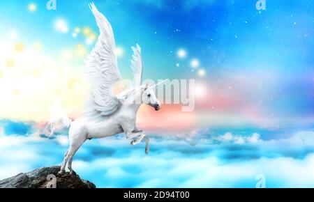 pegasus unicorn bianco in una scogliera alta sopra le nuvole Foto Stock