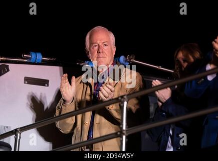 Dripping Springs, Texas, Stati Uniti. 2 Novembre 2020. Il senatore repubblicano John Cornyn parla ai sostenitori di un ranch di Dripping Springs, Texas, dove conclude la sua campagna per un quarto mandato al Senato degli Stati Uniti. Il collega Texas Sen. Ted Cruz si trova all'estrema destra. Cornyn sta combattendo una sfida dal democratico MJ Hegar, un veterano decorato dell'esercito e un novizio politico. Credit: Bob Daemmrich/Alamy Live News Foto Stock