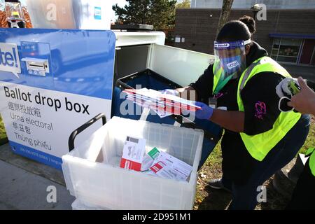 Seattle, Washington, Stati Uniti. 2 Nov 2020. Ebony Tucker, un driver per le elezioni della King County, svuota una drop box presso il campus del quartiere New Holly di Seattle, Washington il 2 novembre 2020. Lo stato di Washington si aspetta un’affluenza agli elettori da record per queste elezioni. Credit: Karen Ducey/ZUMA Wire/Alamy Live News Foto Stock