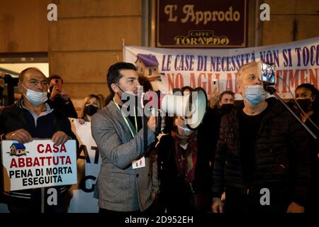 Napoli, Italia. 1 gennaio 2016. Un manifestante che indossa una maschera facciale canta slogan su un megafono durante la dimostrazione.i lavoratori protestano contro le misure restrittive adottate dal governo a causa dell'aumento delle infezioni di Covid19 che li costringe a rimanere chiusi con un povero salvataggio economico. Credit: Valeria Ferraro/SOPA Images/ZUMA Wire/Alamy Live News Foto Stock