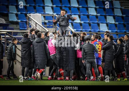 Pechino, la provincia cinese di Liaoning. 2 Nov 2020. WU Jingui (sopra), capo allenatore di Qingdao Huanghai, celebra la vittoria dopo il 18° round match tra Wuhan Zall e Qingdao Huanghai alla stagione 2020 Chinese Football Association Super League (CSL) Dalian Division a Dalian, nella provincia di Liaoning della Cina nordorientale, 2 novembre 2020. Credit: Pan Yulong/Xinhua/Alamy Live News Foto Stock