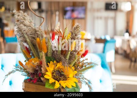 Autunno e arrangiamento floreale autunno sul tavolo, ideale per il Ringraziamento holidays.Autumn bouquet.Fall decorazione di Girasoli, zucche di fiori di mamma Foto Stock