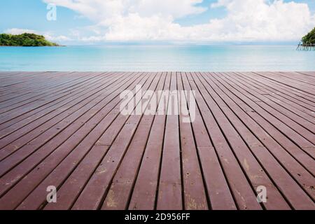 Legno di tavola sulla spiaggia al mare con il cielo. Foto Stock