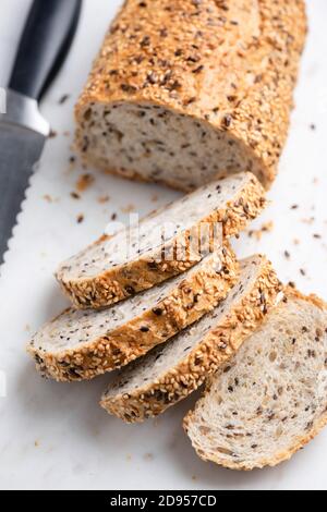 Pane multigrein con semi tagliati su consistenza marmorea. Pane integrale sano Foto Stock