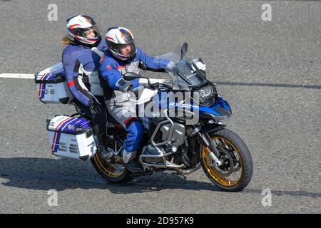 Blue Bmw R1250 GS Adventure Rallye TE; motociclista; trasporto a due ruote, moto, veicolo, strade, moto, motociclisti che guidano a Chorley, Regno Unito Foto Stock