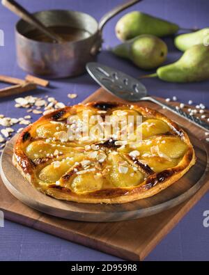 Crostata di pere e mandorle. Tarte aux poires amandine. Cibo Francia Foto Stock